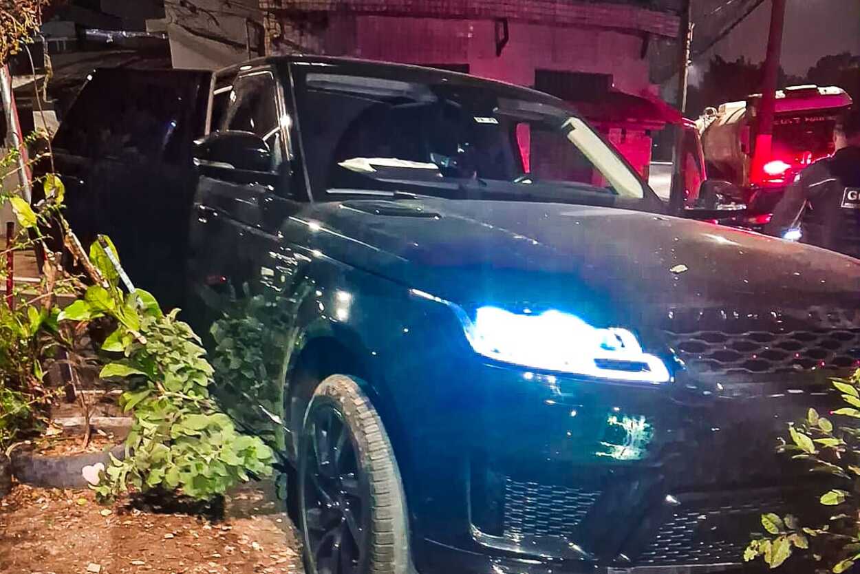 No cruzamento da Rua São Raimundo com a Rua Guacumã, o motorista perdeu o controle da direção e colidiu o veículo