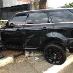 Em fuga da GCM de São Caetano, criminoso colide veículo de luxo, um Land Rover