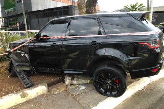 Em fuga da GCM de São Caetano, criminoso colide veículo de luxo, um Land Rover