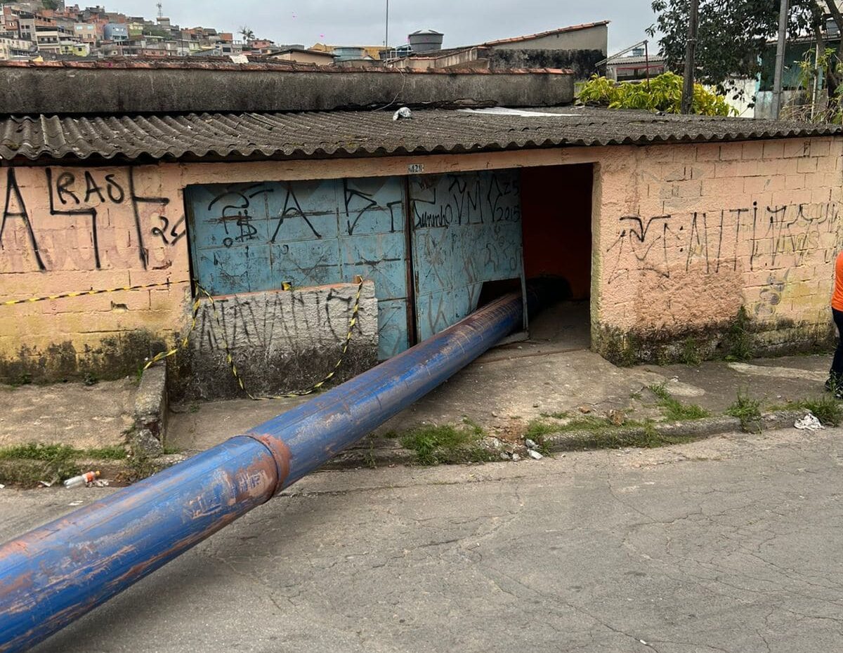 Tubulação atingiu uma residência no Jardim Zaíra.