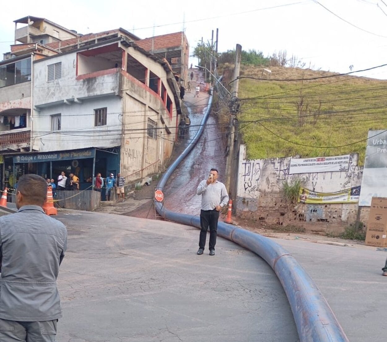 Defesa Civil interditou a casa até a realização da perícia e remoção da tubulação. 