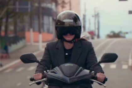 Pilotando uma moto, prefeita de São Bernardo, Jessica Cormick, testa Faixa Azul 