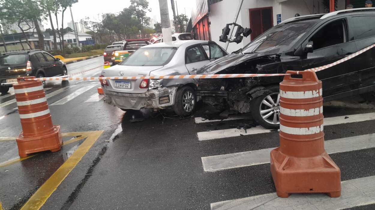 Condutor ficou ferido e foi levado para um hospital da região, motorista do veículo atingido não sofreu ferimentos
