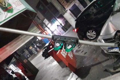 Condutor ficou ferido e foi levado para um hospital da região, motorista do veículo atingido não sofreu ferimentos