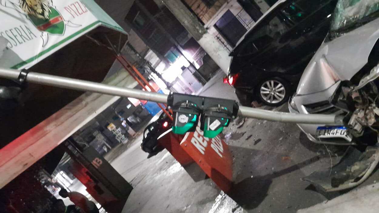 Condutor ficou ferido e foi levado para um hospital da região, motorista do veículo atingido não sofreu ferimentos