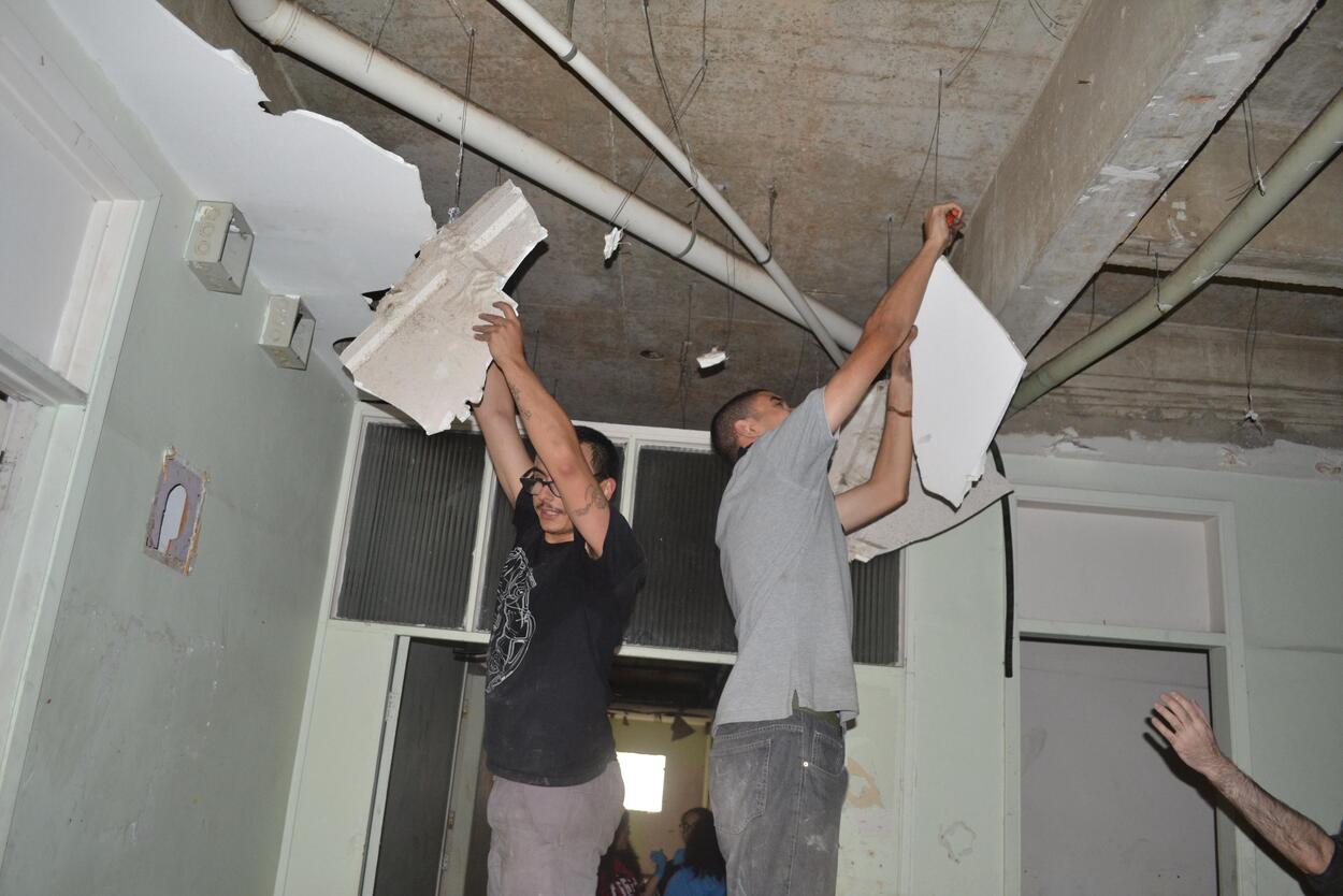 Juíza afirma que o ambiente no imóvel ocupado é perigoso, oferta risco à integridade física e à vida das pessoas," declarou, listando riscos como: queda de forros, escadas sem guarda-corpo.