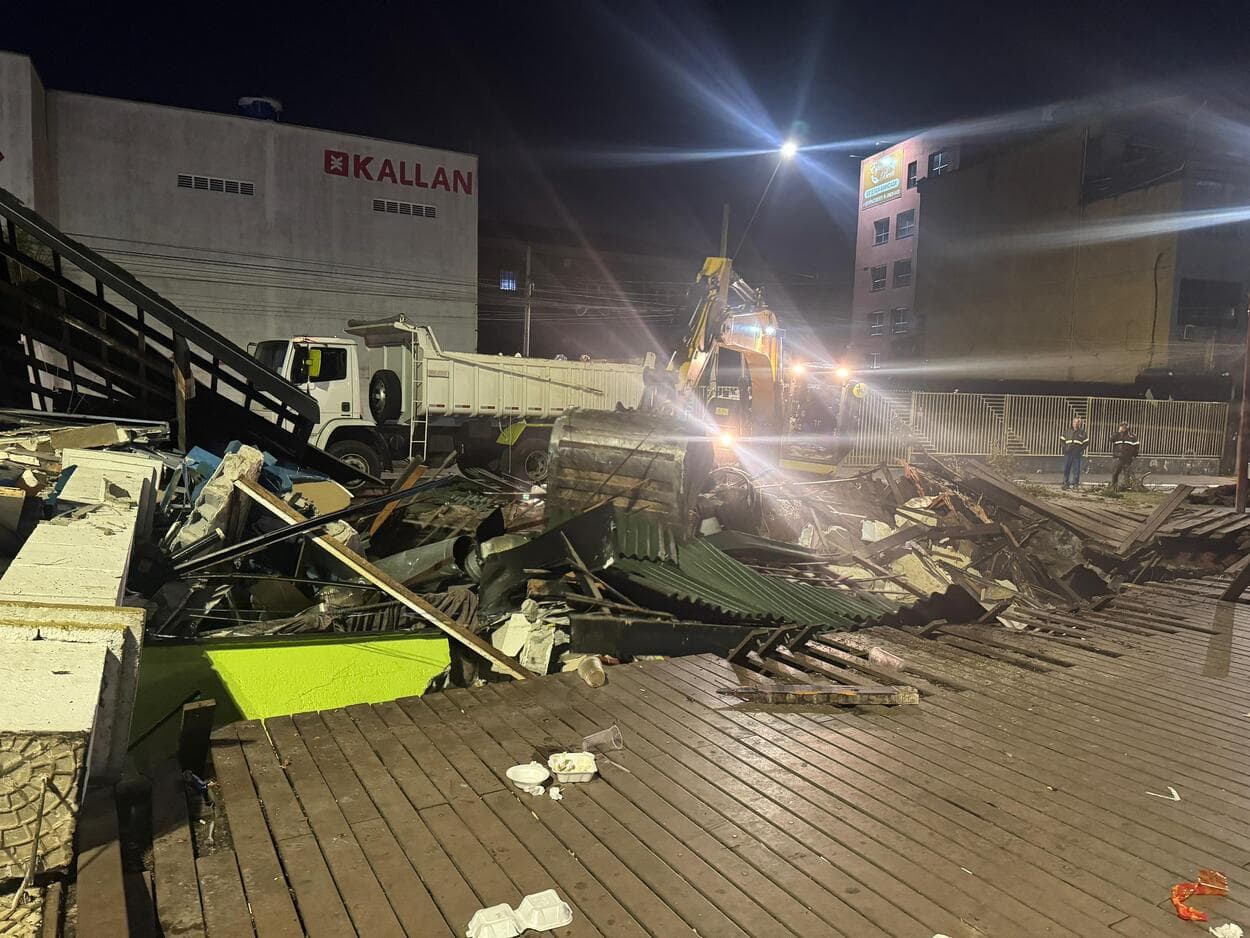 Queda de estrutura na Vila do Doce deixa três pessoas feridas em Ribeirão Pires