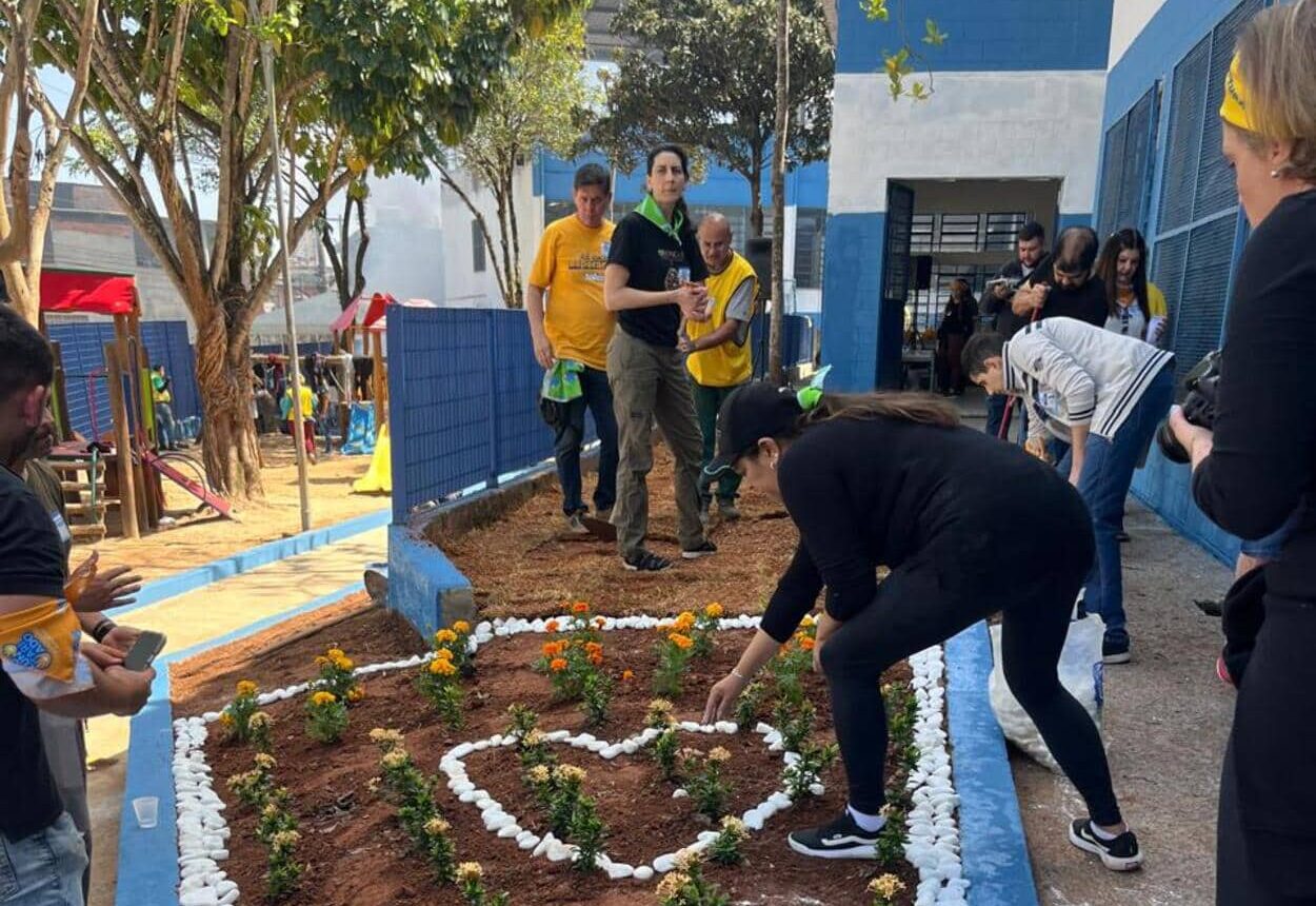 O grupo de voluntários em escola de Diadema conta com secretários municipais, vereadores, pessoas da comunidade e também das igrejas.