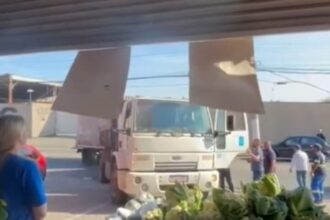 Motorista que invadiu hortifruti em SBC com caminhão estava embriagado e foi preso