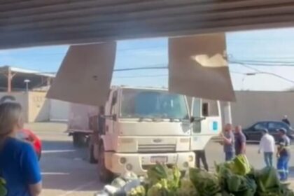 Motorista que invadiu hortifruti em SBC com caminhão estava embriagado e foi preso