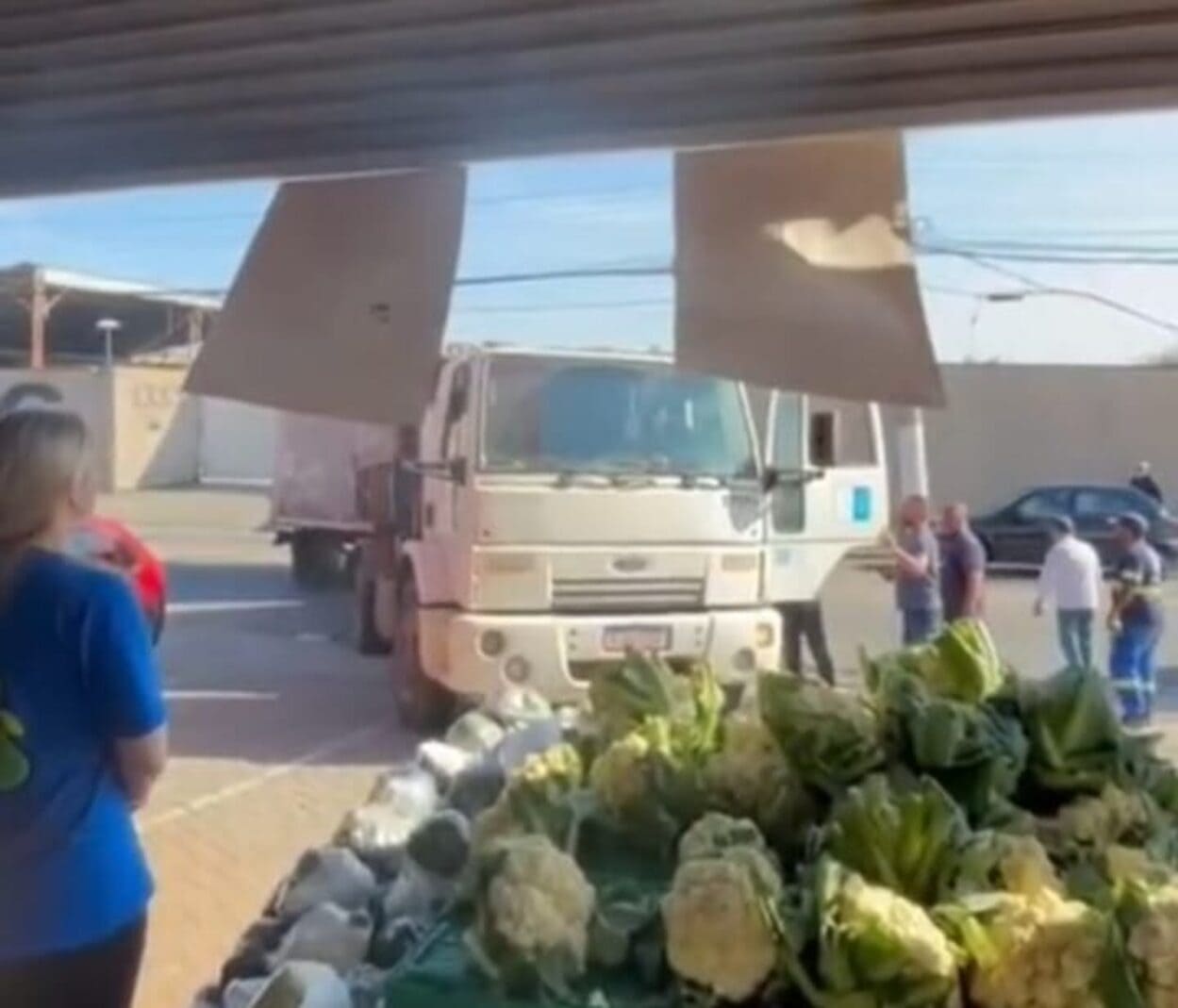Motorista que invadiu hortifruti em SBC com caminhão estava embriagado e foi preso
