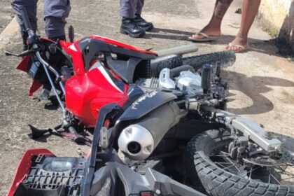 Dois jovens de 8 e 19 anos ficaram feridos após um acidente de trânsito na Avenida Queirós Filho, em Santo André