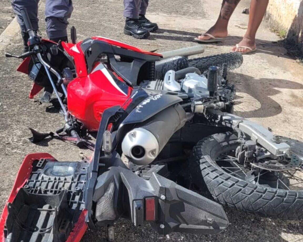 Dois jovens de 8 e 19 anos ficaram feridos após um acidente de trânsito na Avenida Queirós Filho, em Santo André