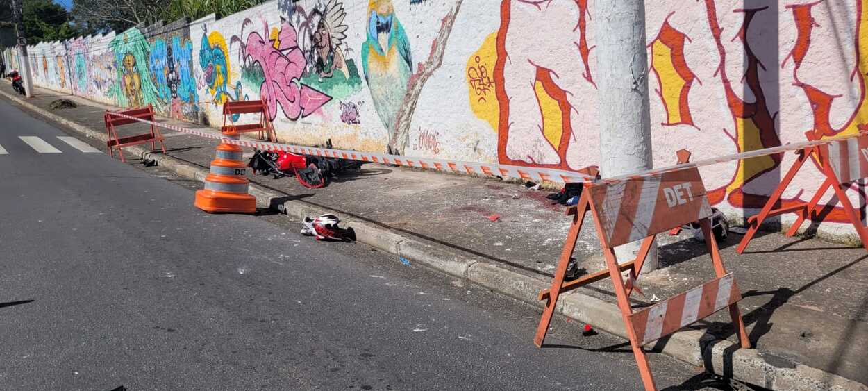Moto ficou destruída após acidente em Santo André