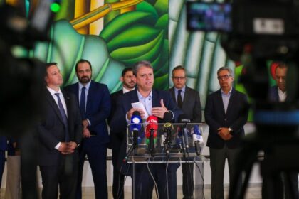 Tarcísio monta gabinete de crise e anuncia medidas contra intoxicação por metanol