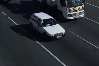 Sistema de monitoramento do Smart Sanca identificou e irradiou alerta sobre um veículo Fiat Uno branco