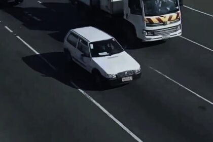 Sistema de monitoramento do Smart Sanca identificou e irradiou alerta sobre um veículo Fiat Uno branco