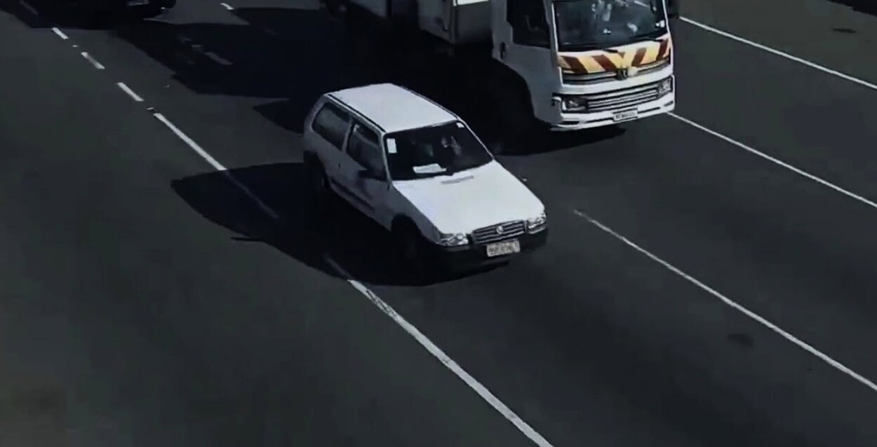 Sistema de monitoramento do Smart Sanca identificou e irradiou alerta sobre um veículo Fiat Uno branco