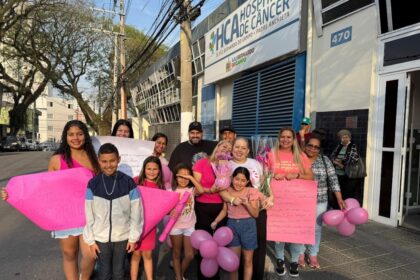 Paciente celebra com família conclusão de etapa do tratamento contra o câncer de mama no Hospital Anchieta