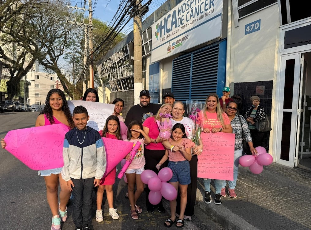 Paciente celebra com família conclusão de etapa do tratamento contra o câncer de mama no Hospital Anchieta