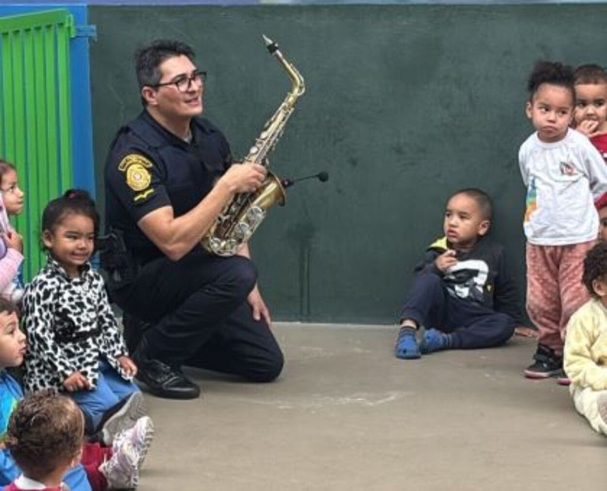 GCM de São Bernardo inspira crianças com música e fortalece vínculo com a comunidade escolar