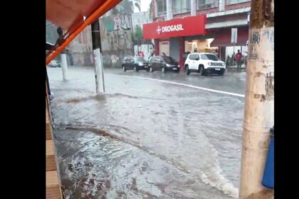 Falta de energia, ruas alagadas e falta de energia foram problemas causados pelas fortes chuvas na região