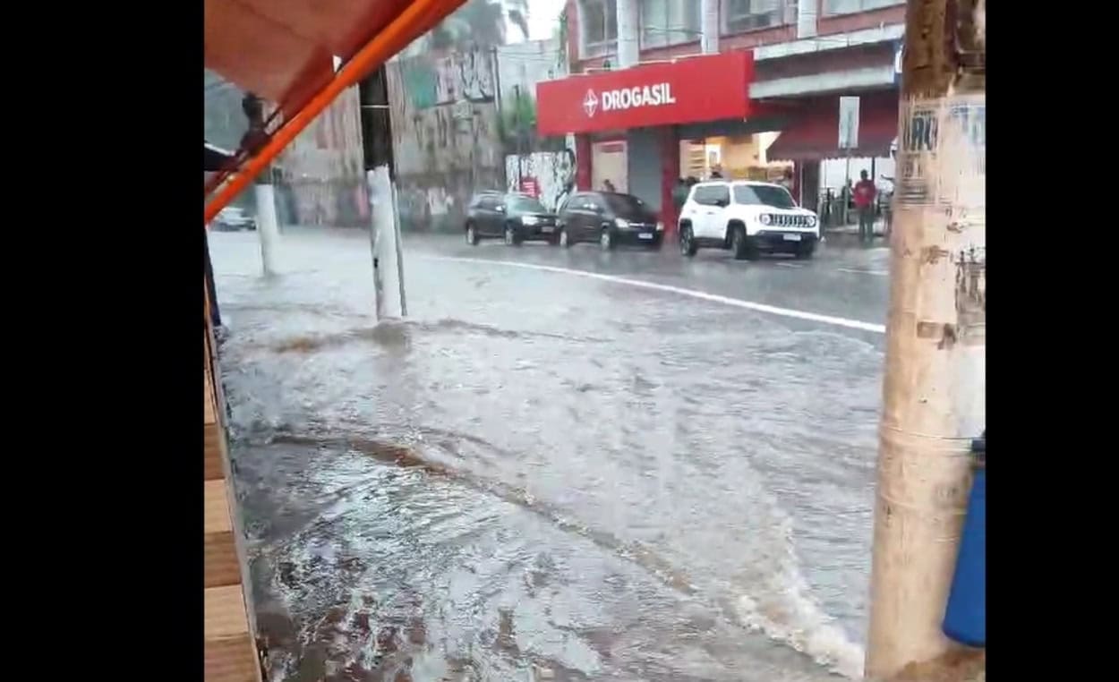 Falta de energia, ruas alagadas e falta de energia foram problemas causados pelas fortes chuvas na região