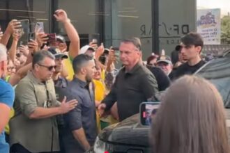 Jair Bolsonaro passa por procedimento cirúrgico na pele