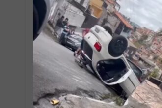 Motorista embriagado capota carro em Diadema e é socorrido
