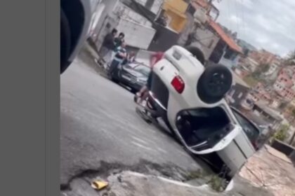 Motorista embriagado capota carro em Diadema e é socorrido