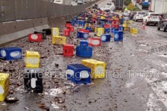 Motorista cochila e caminhão de cerveja tomba na alça do Rodoanel para a Régis Bittencourt