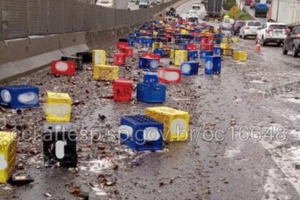 Motorista cochila e caminhão de cerveja tomba na alça do Rodoanel para a Régis Bittencourt