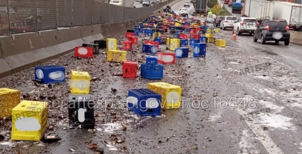 Motorista cochila e caminhão de cerveja tomba na alça do Rodoanel para a Régis Bittencourt
