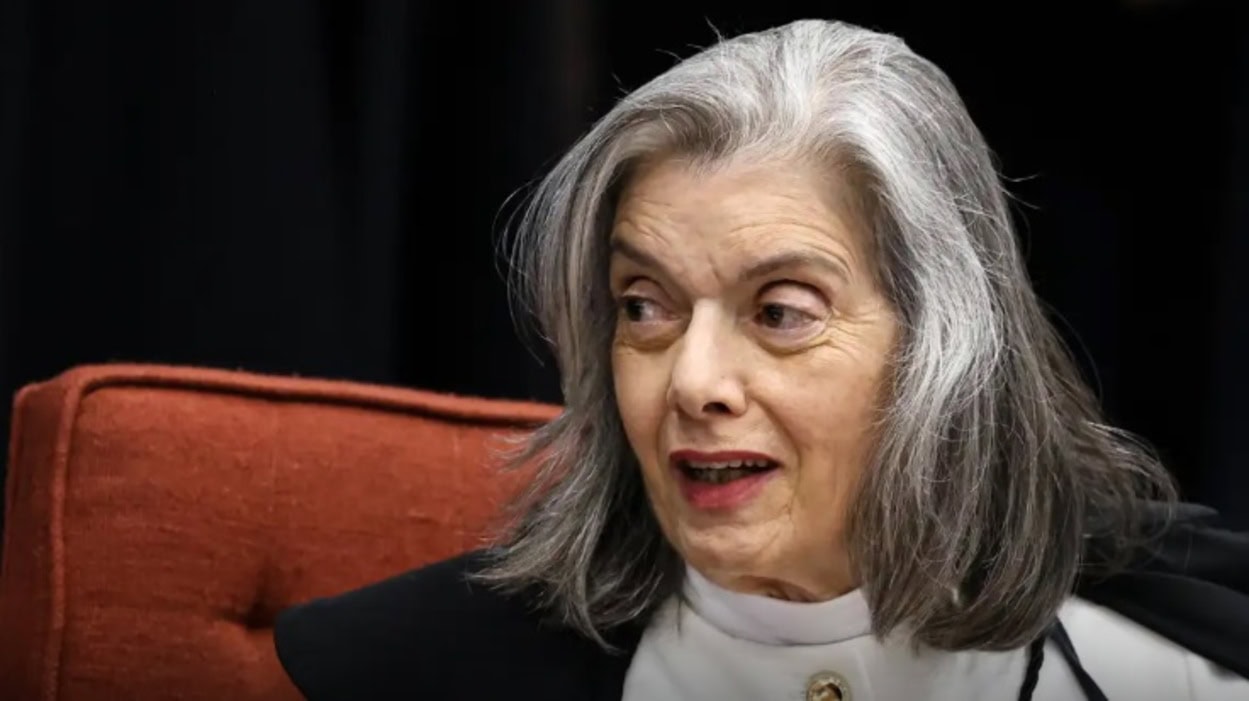 Cármen Lúcia forma maioria pela condenação de Bolsonaro e aliados