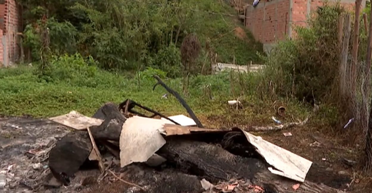 confronto teve início quando a jovem ajudava o irmão a queimar colchões e uma cama velhos na frente de casa, causando fumaça que irritou a vizinha