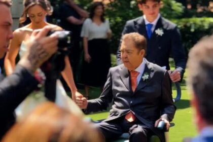 Emocionante! De cadeira de rodas, Faustão leva a filha Lara ao altar em seu casamento