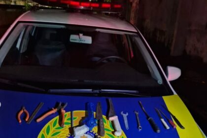 Próximo ao homem, foram localizadas ferramentas geralmente utilizadas em furtos de fios