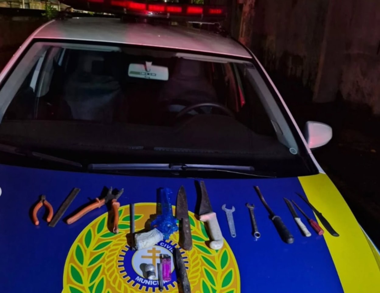 Próximo ao homem, foram localizadas ferramentas geralmente utilizadas em furtos de fios