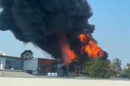 Incêndio de grandes proporções atinge galpão de indústria em São Bernardo  