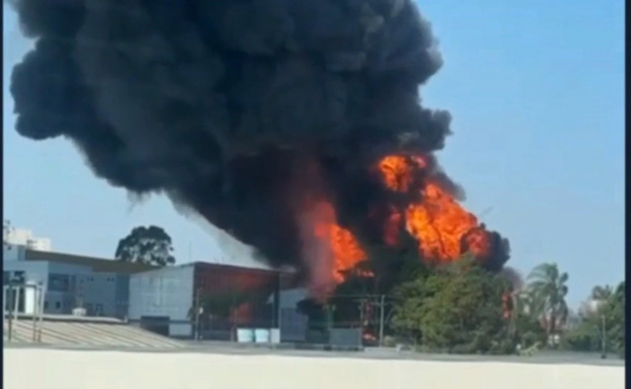 Incêndio de grandes proporções atinge galpão de indústria em São Bernardo  
