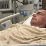 Bolsonaro tem vômitos, deixa de respirar e filho Flávio fala em massacre psicológico