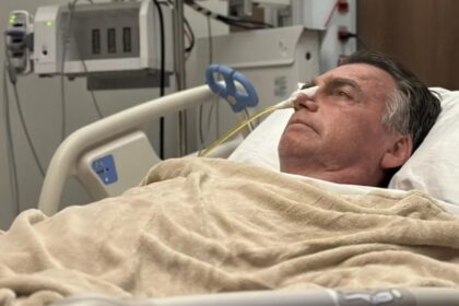 Bolsonaro tem vômitos, deixa de respirar e filho Flávio fala em massacre psicológico