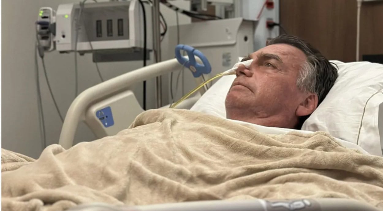 Bolsonaro tem vômitos, deixa de respirar e filho Flávio fala em massacre psicológico