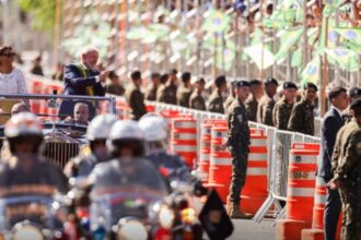 Lula e ministros acompanham desfile em Brasília