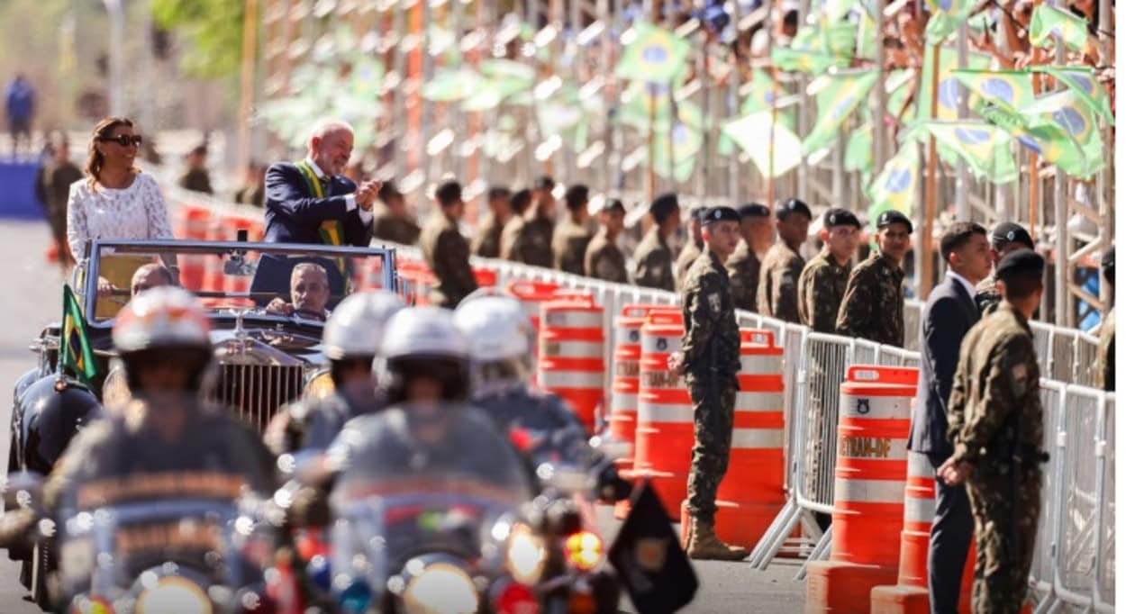 Lula e ministros acompanham desfile em Brasília