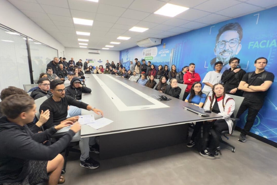 Alunos conheceram toda a estrutura do Smart Sanca, as estações de trabalho, o conceito de atuação integrada de GCM, Defesa Civil, SEMOB e das forças de segurança como Polícia Militar e Polícia Civil