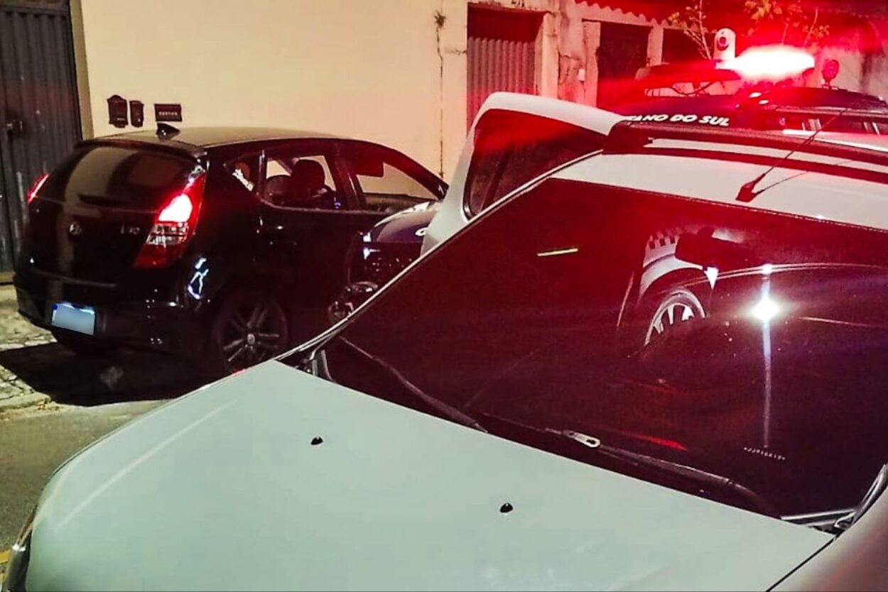GCM de São Caetano recupera veículo furtado na capital e detém envolvidos durante Operação Bloqueio no Bairro Fundação