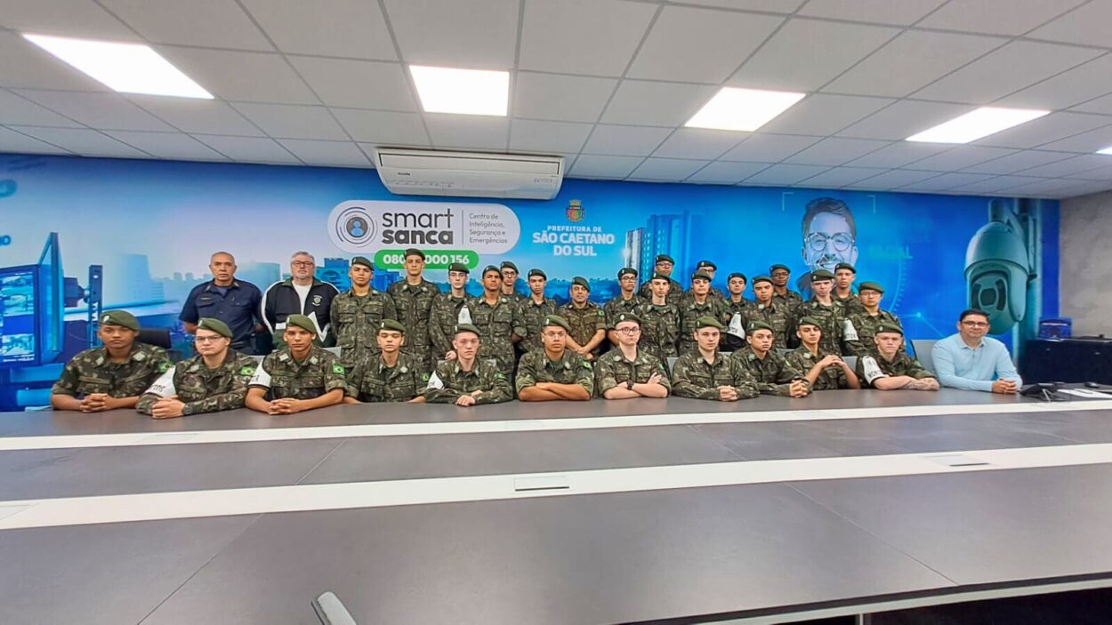 Atiradores do Tiro de Guerra 02-069 de São Caetano conhecem instalações do Smart Sanca