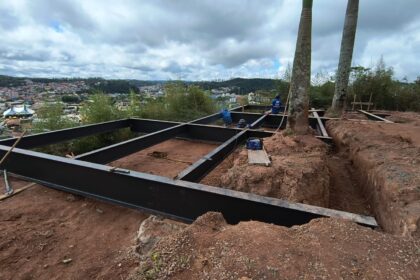 Reforma do Mirante Santo Antônio avança com montagem de vigas metálicas e muro de contenção