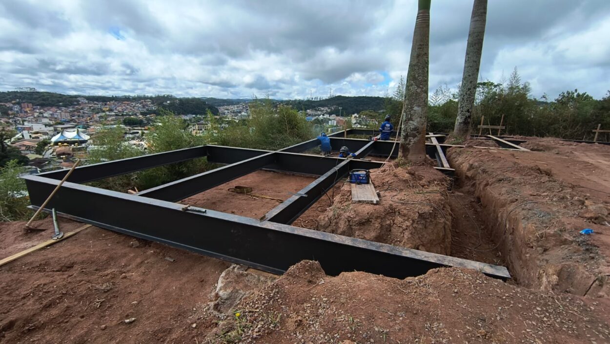 Reforma do Mirante Santo Antônio avança com montagem de vigas metálicas e muro de contenção